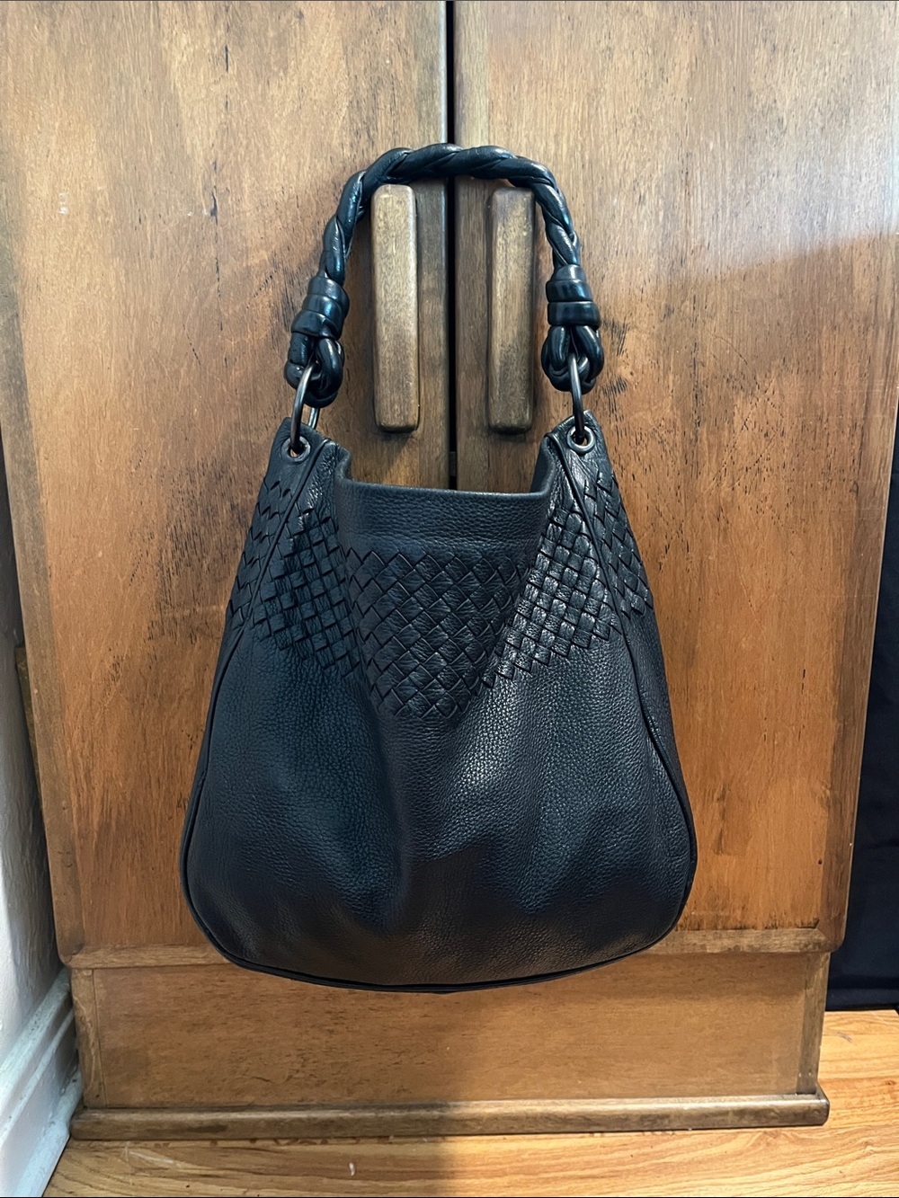 Bottega Veneta Intrecciato Hobo Black shoulder bag with Gunmetal Hardware - Picture 2 of 13